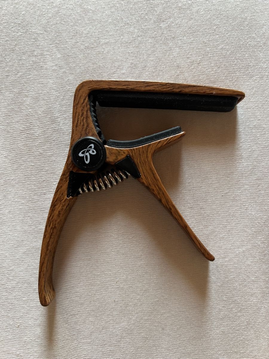 Instruments de musique: Gitarrenkapodaster Holzoptik neu – Neuf (Voir description) à Gelterkinden par stuu86 1