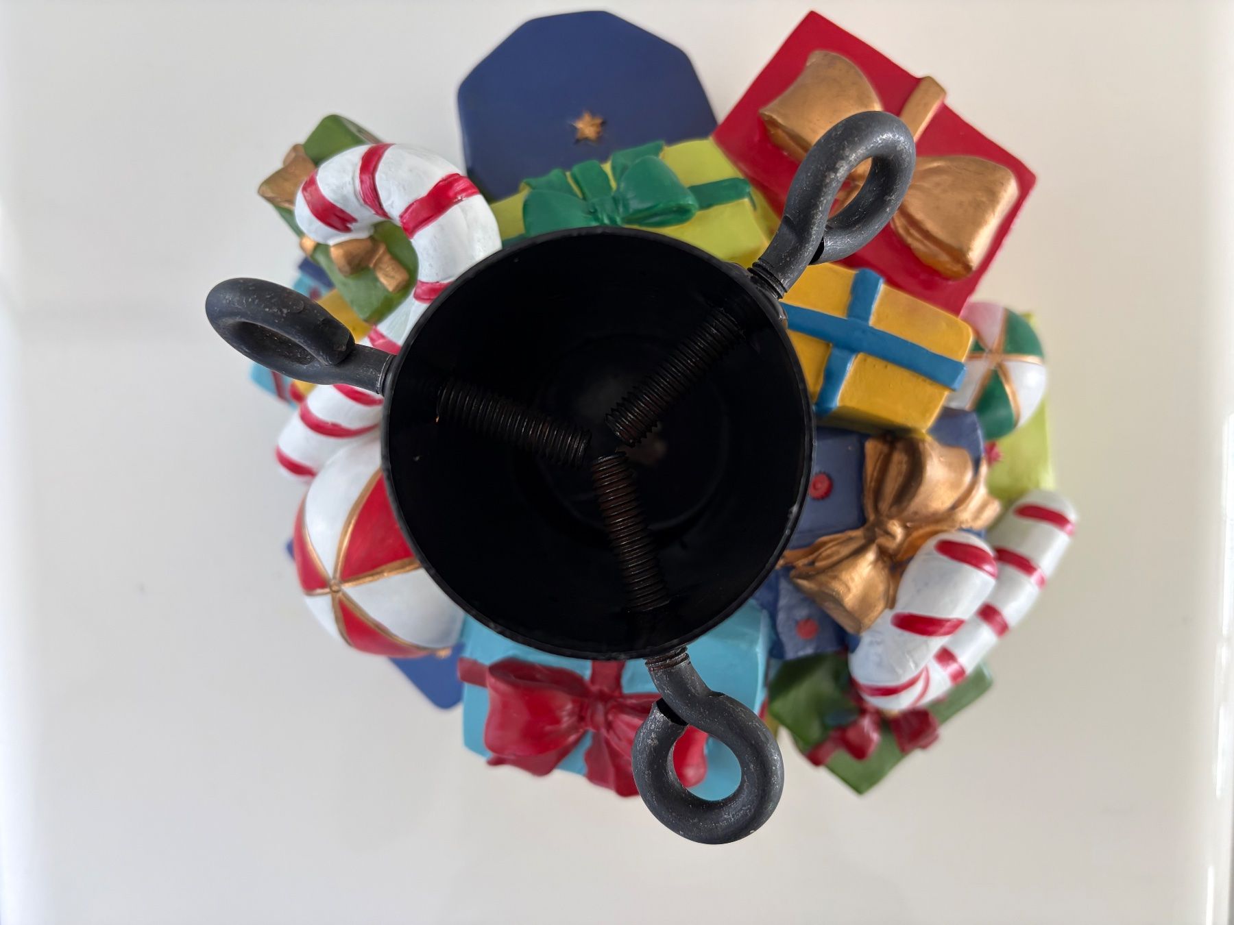 Christbaumständer: Weihnachtsbaumständer, mit Geschenkspäckli Design, festlich – Gebraucht aus Balzers von Kubus 2