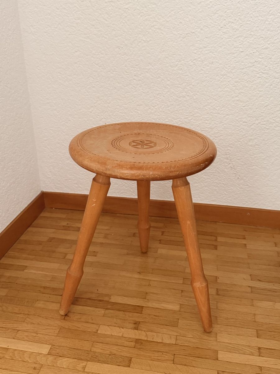 Stühle: Holzhocker mit Schnitzerei guter Zustand – Gebraucht aus Laupen BE von Lisafurby