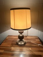 Tischlampe mit Holzfuss und Lampenschirm gebrauchter Zustand