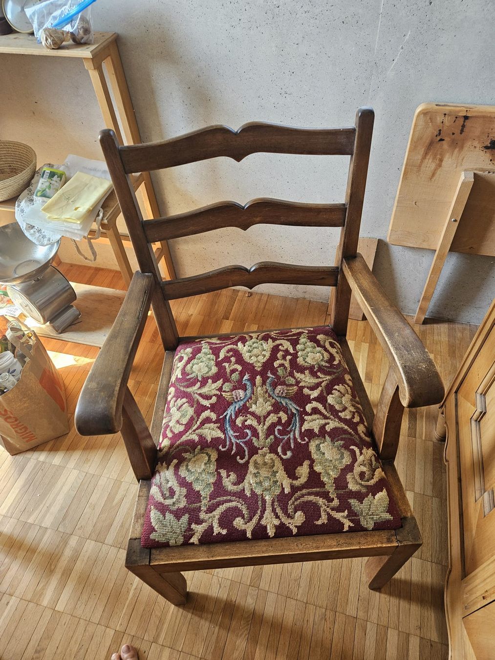 Sessel: Fauteuil bois massif à assise brodée – Gebraucht aus Carouge GE von cedgecko