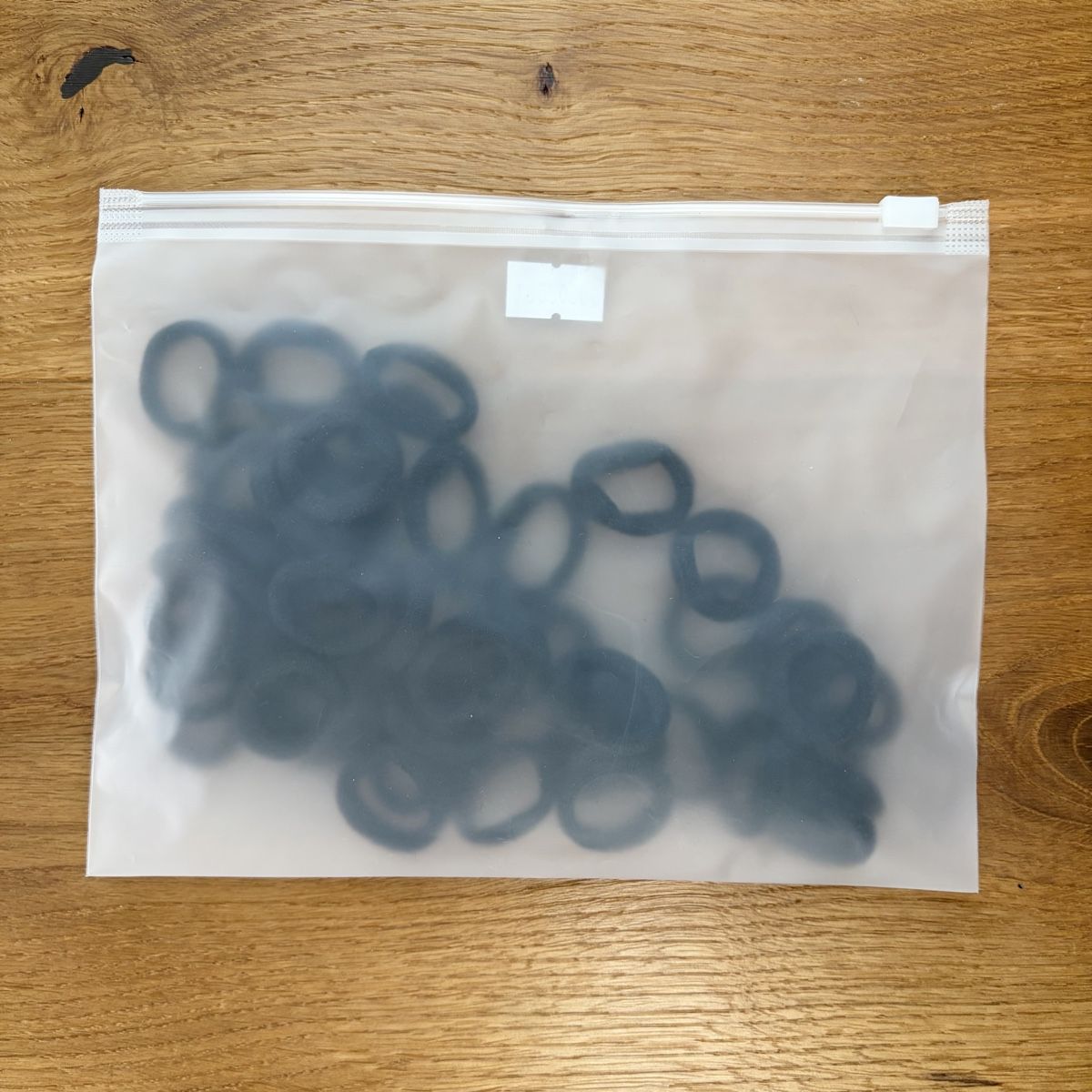Accessori per capelli: 50 Haargummis, schwarz, NEU! – Nuovo e nell'imballaggio originale da Hinwil venduto da crn139