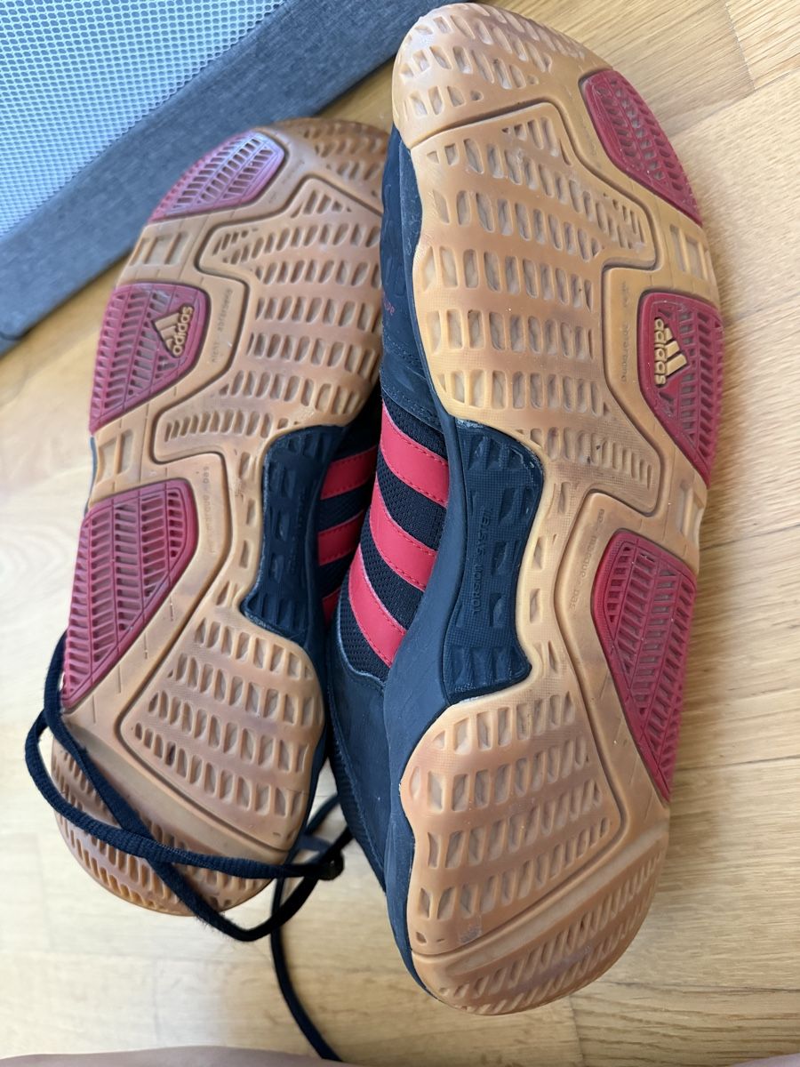 Adidas Chaussures hommes: Adidas Hallenschuhe, Gr. 43 – D'occasion à Lenzburg par car_pzg8 1