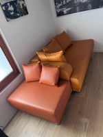 Sofa in Kunstleder orange gut erhalten mit Kissen