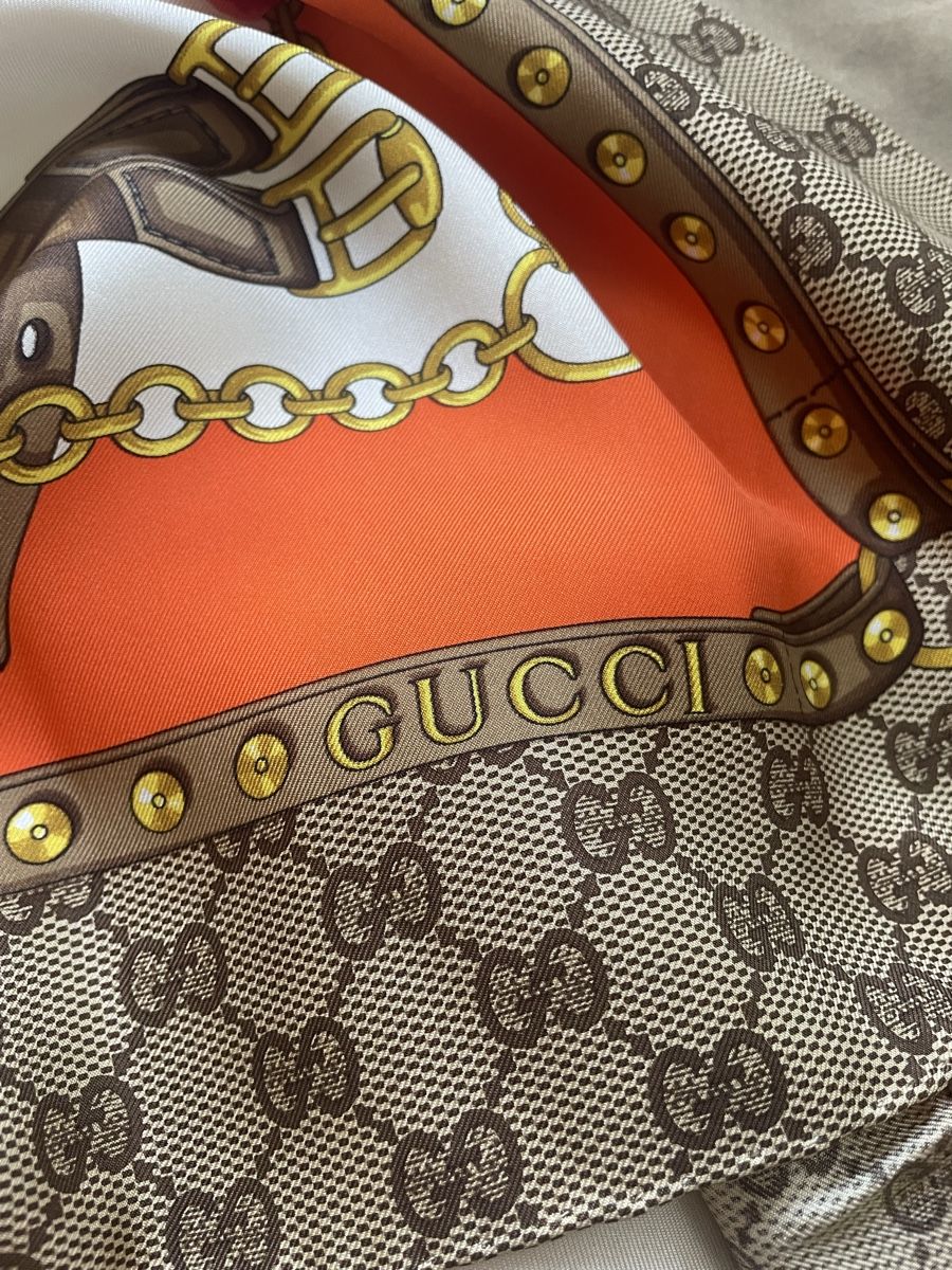 Gucci Foulards, Tücher & Schals: Wunderschönes Seidenfoulard von Gucci – Neu (gemäss Beschreibung) aus Zürich von Caracol1998 1