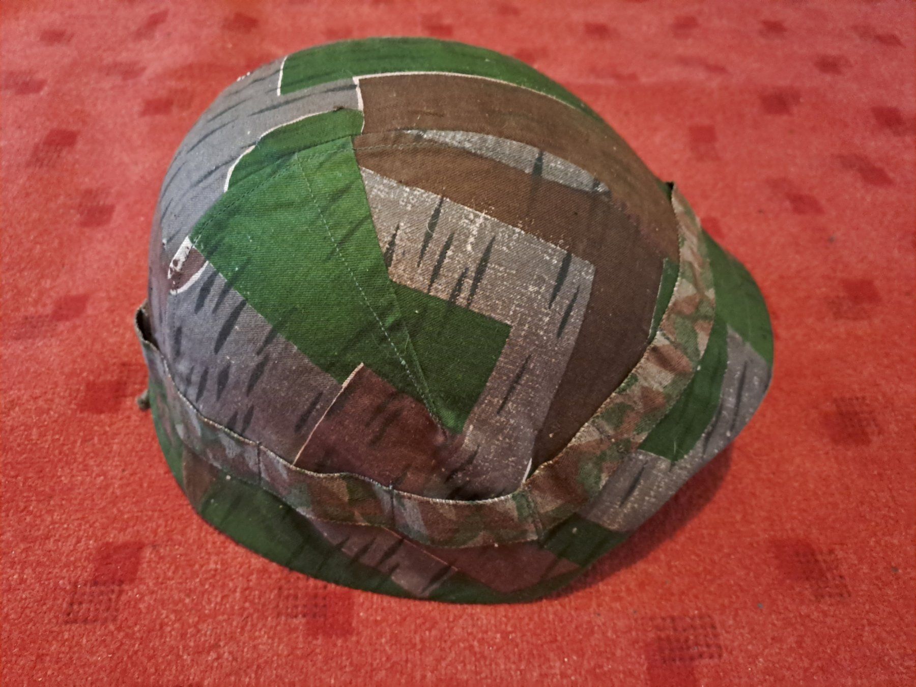Schweizer Armee Uniformi: Stahlhelm Ordonanz 1918,  Schwarz mit Tarnüberzug – Usato da St.Gallen venduto da Infanteriewerk 1