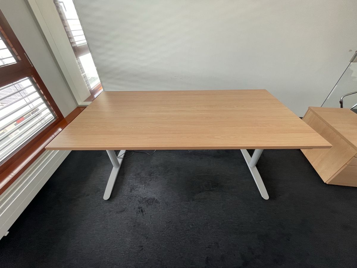 Scrivanie: Bürotisch höhenverstellbar Bucheoptik – Usato da Liestal venduto da RaFlo2207