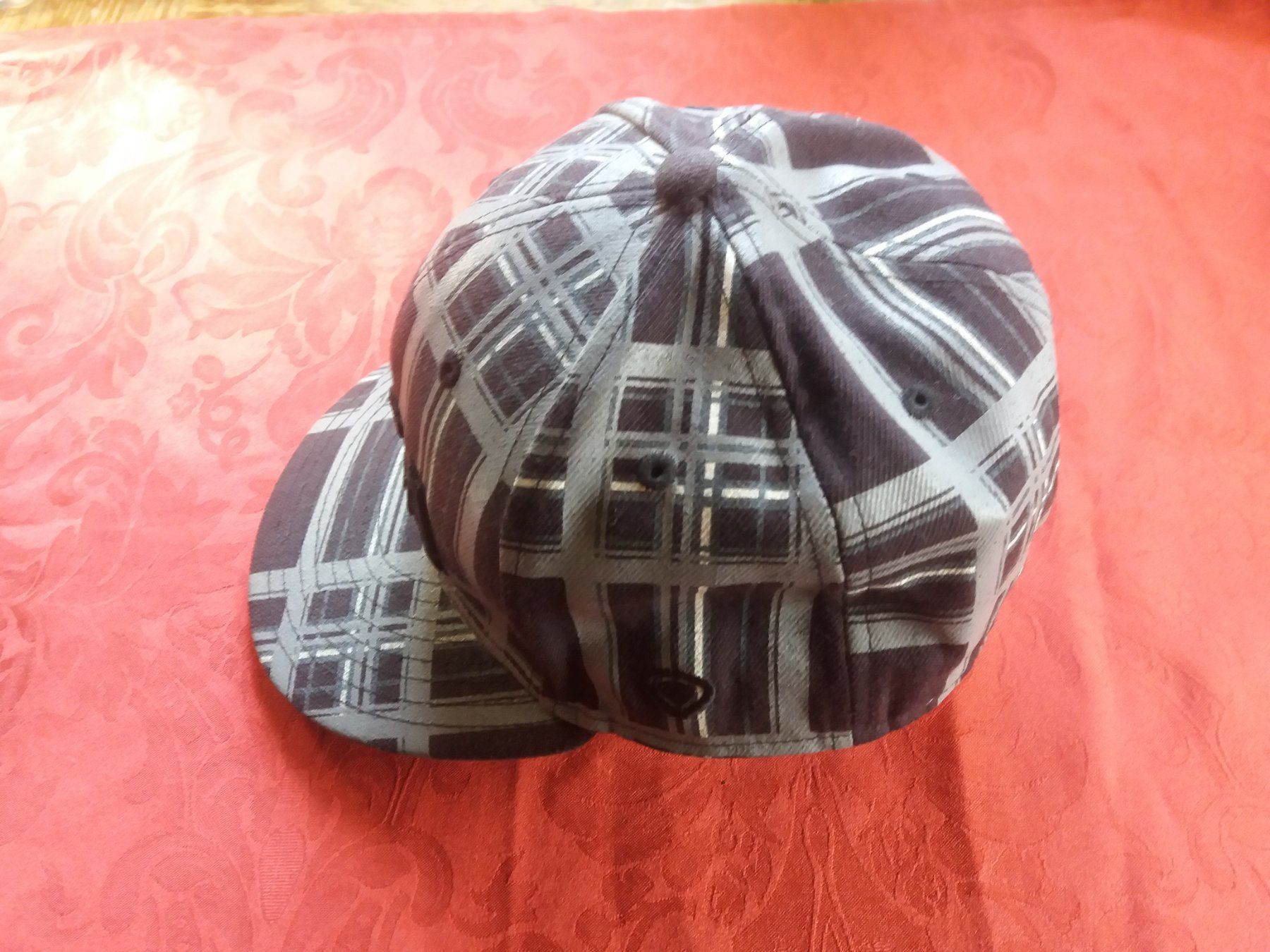 Copricapi, berretti & cappellini: Casquette CIRCA stylée gris/noir – Usato da Meyrin venduto da toutatis 1