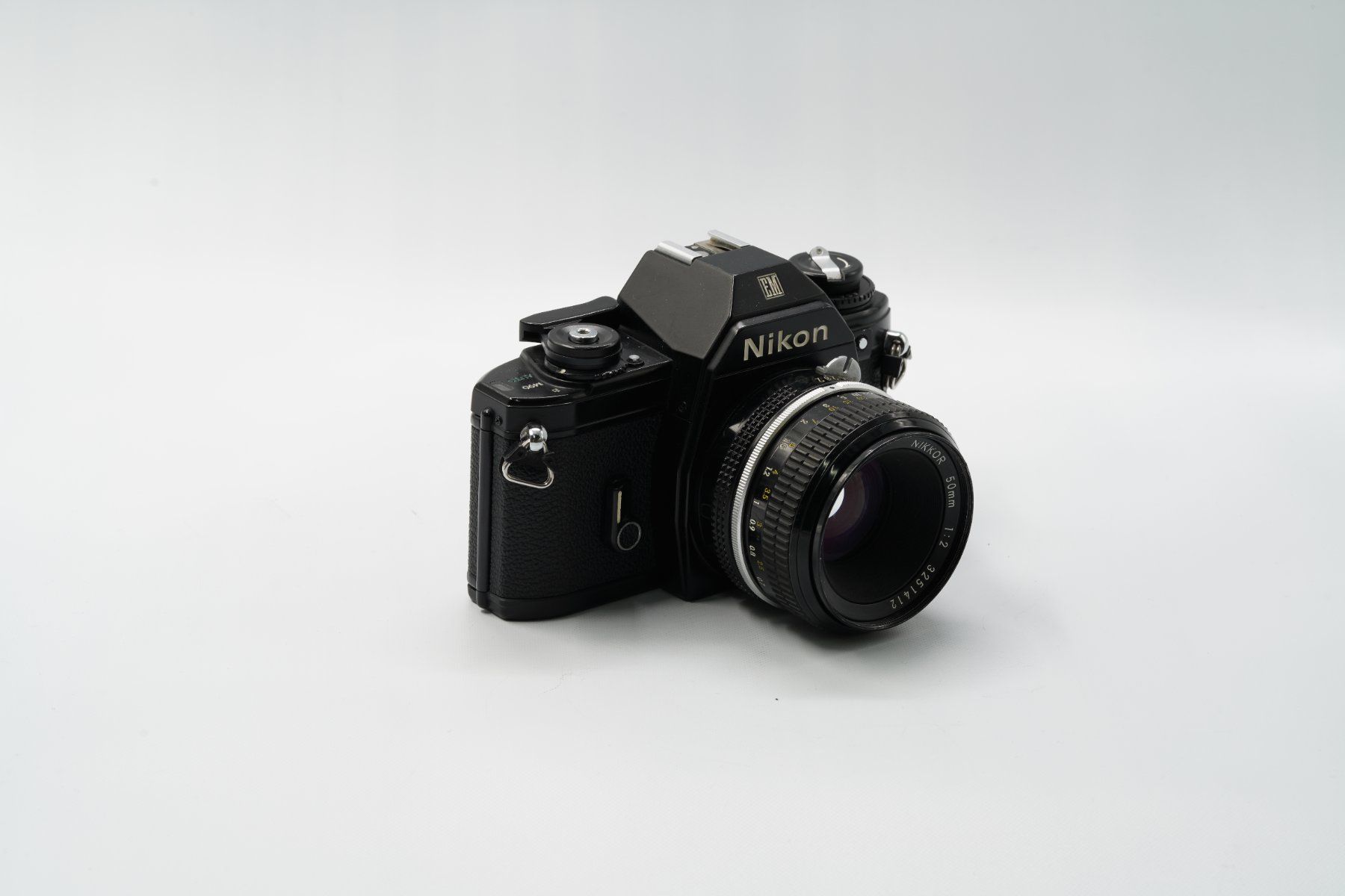 Nikon Fotocamera: Nikon EM Spiegelreflexkamera mit 50mm Objektiv – Usato da Galgenen venduto da Fmg 1