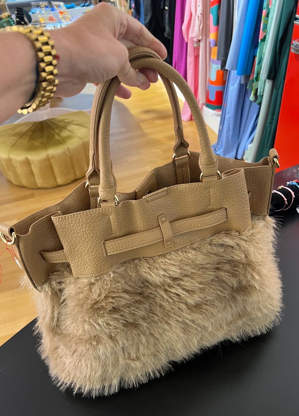 Taschen für Damen: Angesagte pelzige Handtasche – Neu und originalverpackt aus Zürich von Naebeli 3