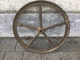 Grosses Gusseisen Speichenrad für Gartendeko oder Sammler