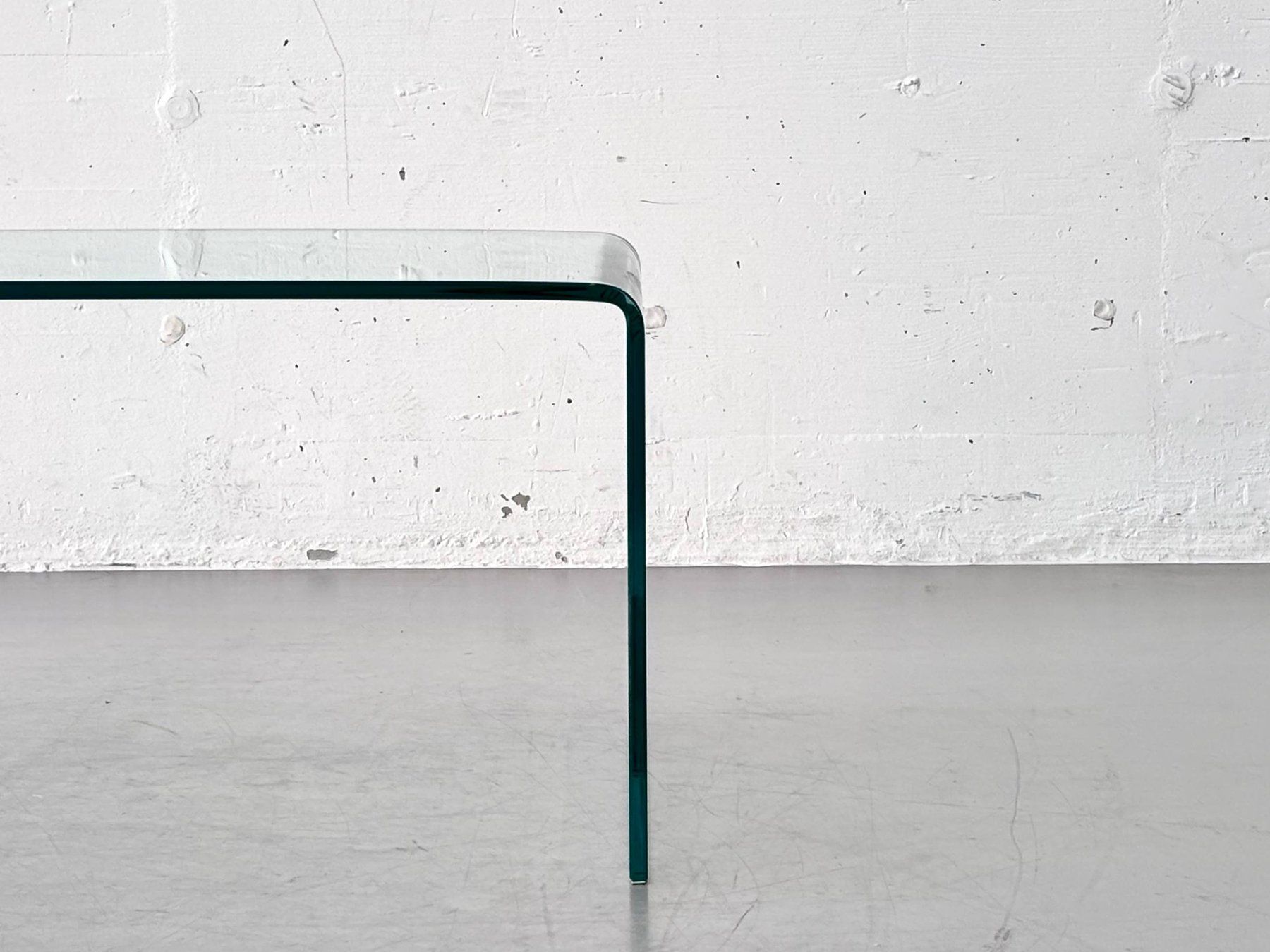 Tische: Minimalistischer Couchtisch aus gebogenem Glas – Gebraucht aus Zürich von LeMoege 9