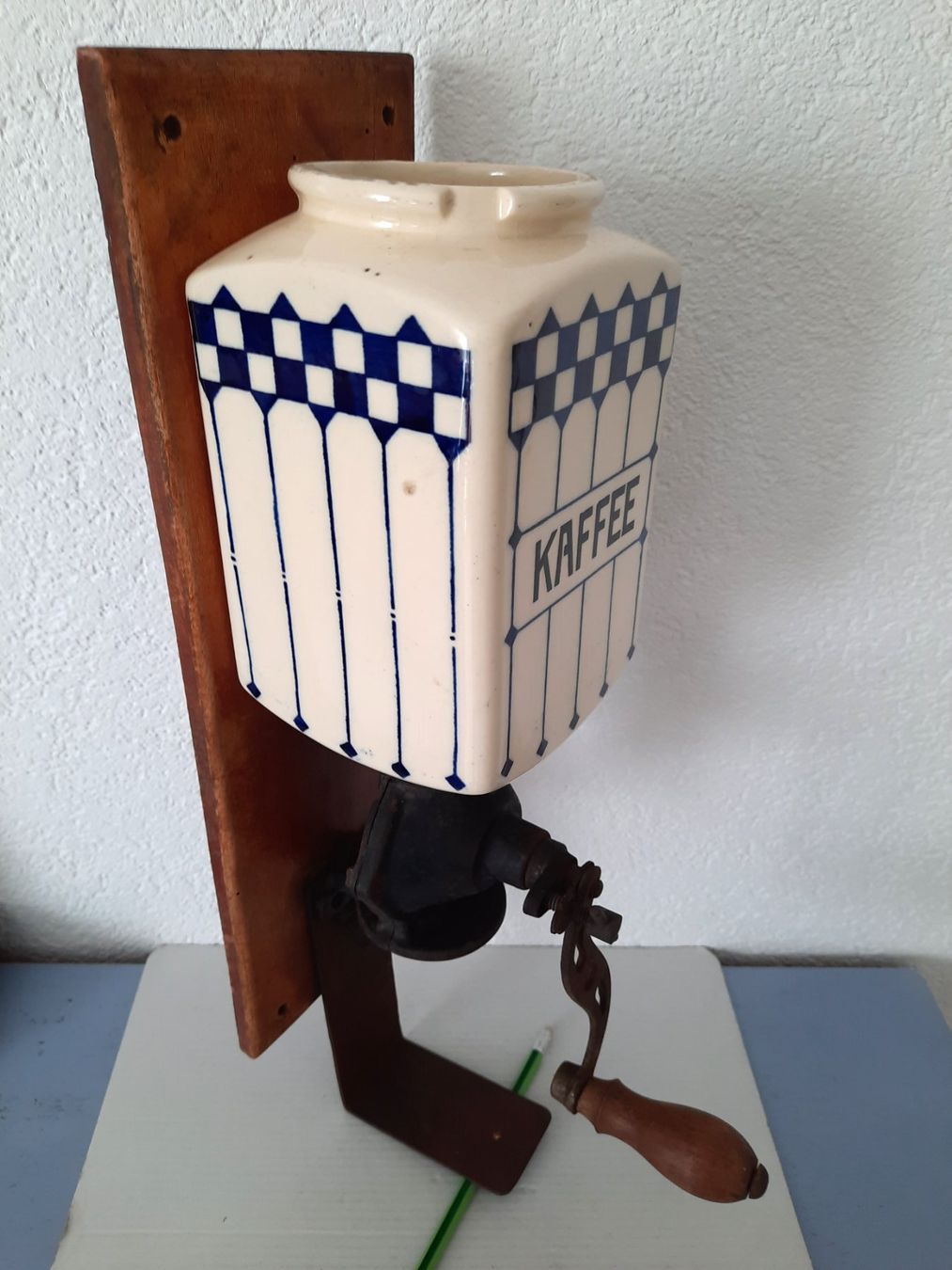 Küchengeräte: Antike Kaffeemühle Wandmodell, Keramikbehälter "Kaffee" – Gebraucht aus Steffisburg von pbegger 2