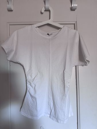 Weisses Tshirt tailliert