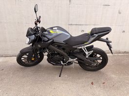 Moto Yamaha MT-125 grise