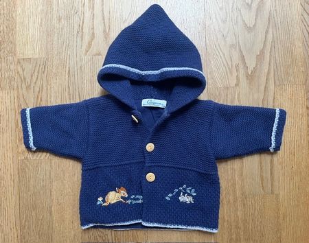 Hübsches Kapuzen-Strickjäckchen gefüttert