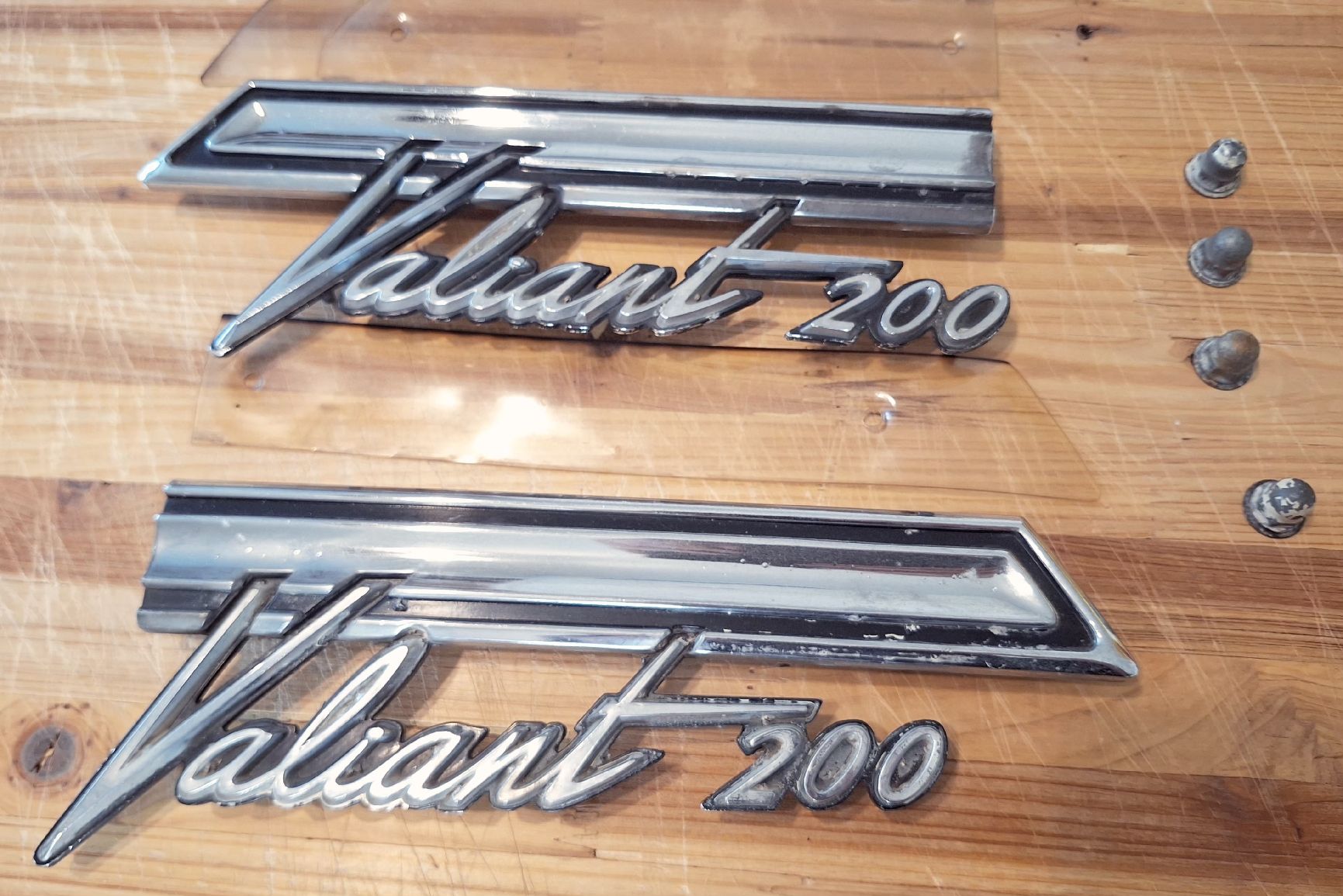Plymouth Tutti pezzi di ricambio auto: Plymouth Valiant 200 Embleme – Usato da Triesen venduto da BLACKSHEEP75