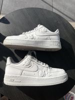 Scarpe Nike Air Force 1 bianche con rose 