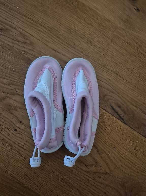 Scarpe per ragazze: Badeschuhe Mädchen Grösse 23 – Usato da Koppigen venduto da abu_5syv