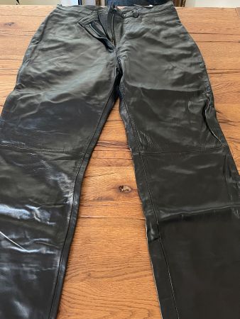 Lederhosen Leder schwarz Grösse 44 Neupreis 198.-