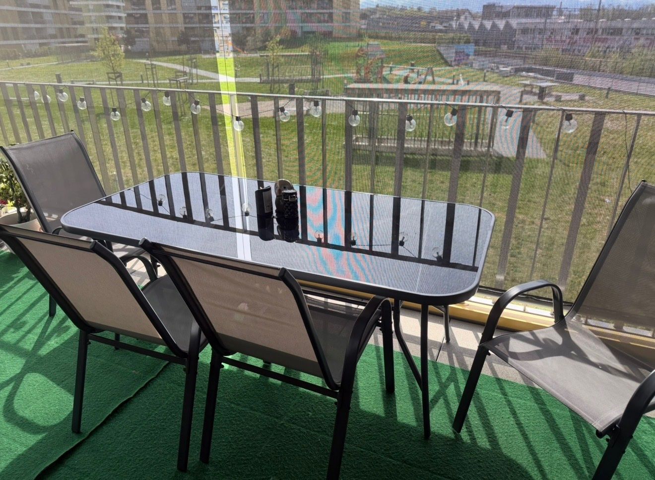 Set di tavolo e panche: Table balcon avec 8 chaises – Usato da Bussigny venduto da bas_zd8g