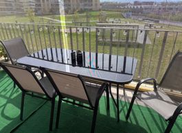 Table balcon avec 8 chaises
