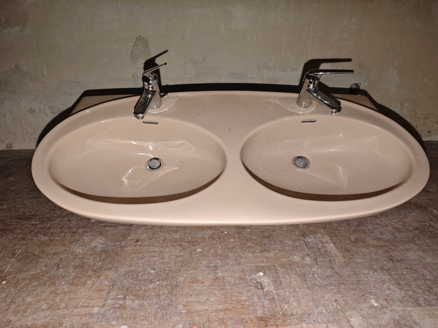 WC: WC + Doppellavabo – Gebraucht aus Suhr von kiwibanane