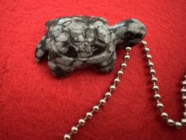 Schildkröte aus Schneeflockenobsidian plus Kette