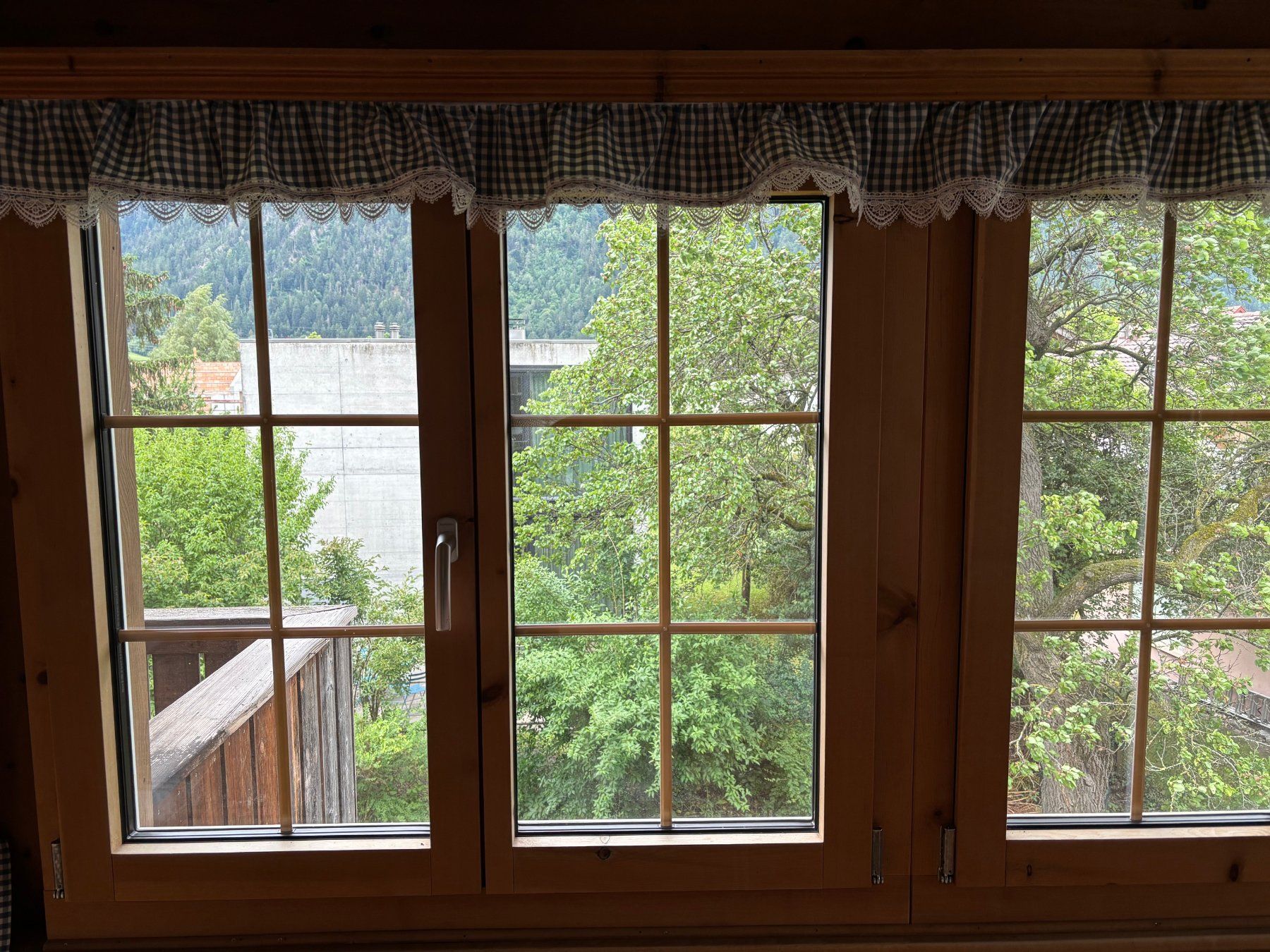 Finestre: Fenster mit Arvenholzrahmen – Usato da Domat/Ems venduto da Sumcurtgins 2