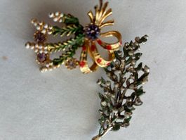 2 broches métal doré et argenté