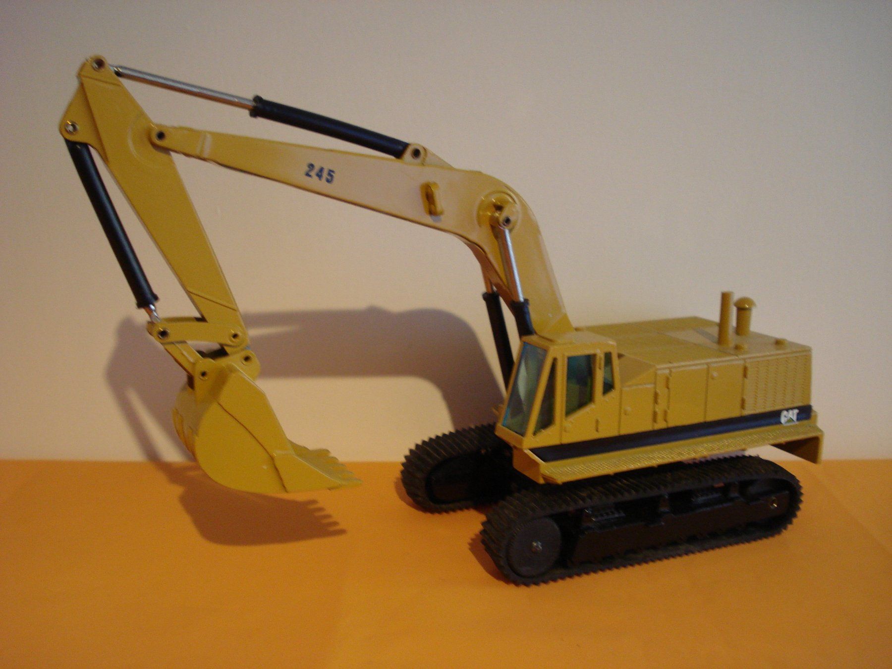 Caterpillar Modellbausätze & Standmodelle: CAT 245 Raupenbagger – Gebraucht aus Mitlödi von worker04