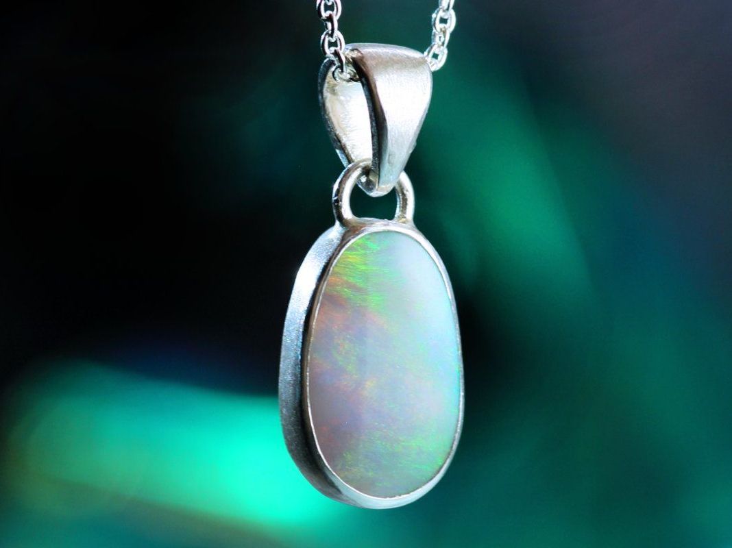 Ciondoli: ARCUS Opalanhänger aus Silber 925 mit wunderschönem Opal – Nuovo e nell'imballaggio originale da Bern venduto da OSONO.Design 4