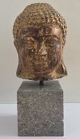 Buddha Kopf aus Stuck / bemalt / inkl. Sockel aus Stein