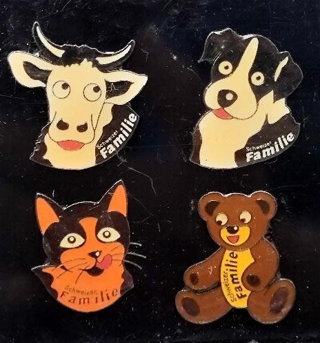 Plaketten & Abzeichen: 4 Pins  - Schweizer Familie – Gebraucht aus Pfäffikon ZH von Colacity