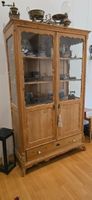 Antiker Vitrinenschrank aus Weichholz – Landhausstil um 1900