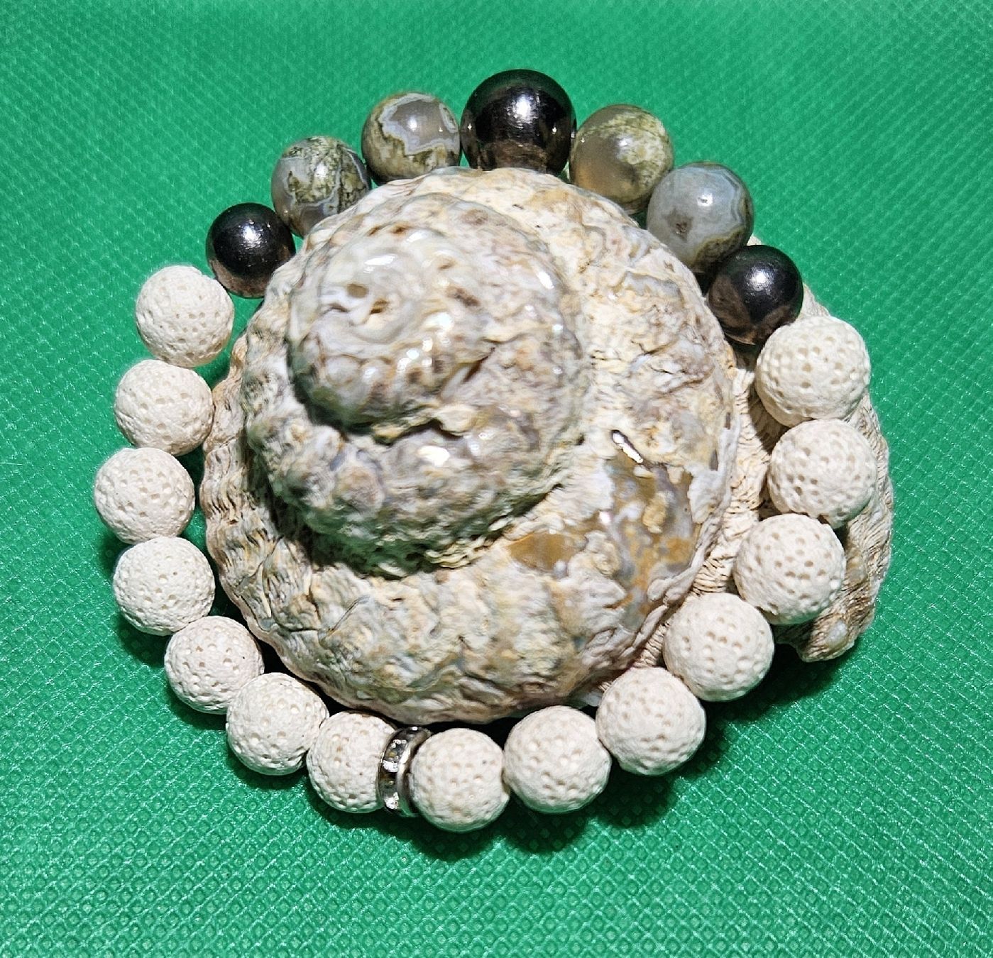 Bracciali & Braccialetti: weisse Lavastein-Mix Armk. - Spendenaktion – Nuovo (secondo la descrizione) da Unterkulm venduto da Nachtigall 1