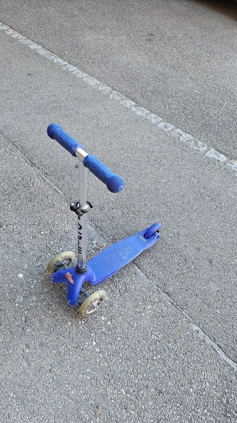 Giocattoli: Kinderroller blau mit Helm mintgrün gebraucht – Usato da Bergdietikon venduto da ele_kwb9