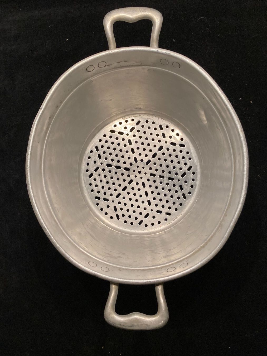 Elettrodomestici da cucina: Altes Löcher-Becken aus Alu – Usato da Zürich venduto da Chaeffeler 1