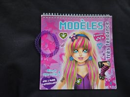 Carnet coloriage fille + 2 pages d'autocollants + collier