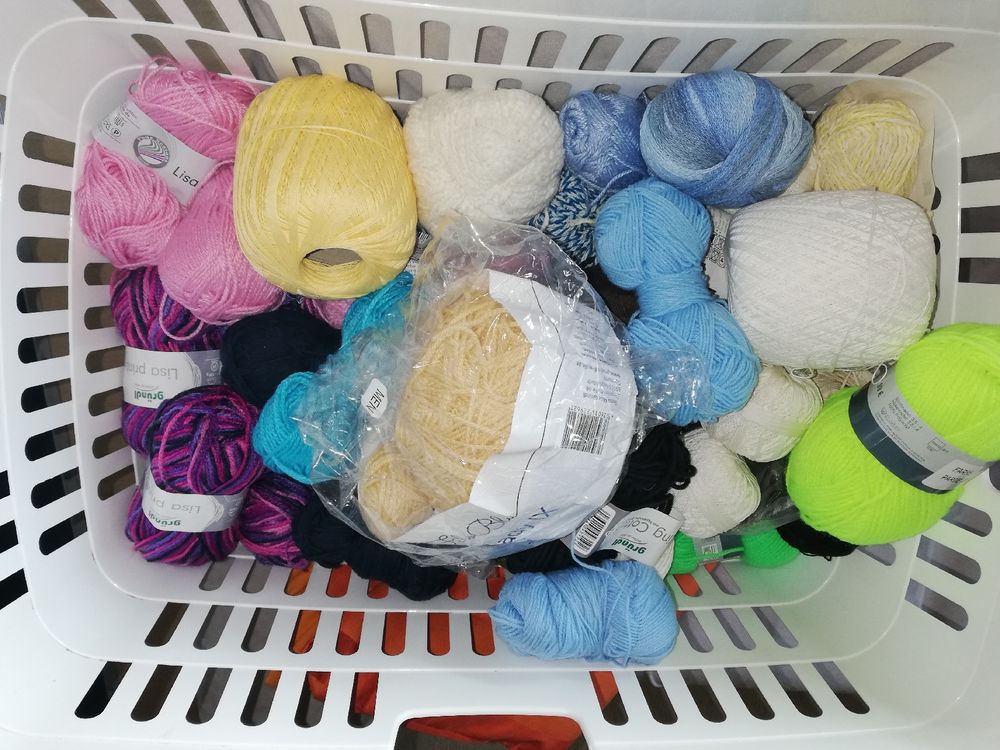 2kg Wolle und Garn (Neu (gemäss Beschreibung)) in Rebstein für CHF 25 ...