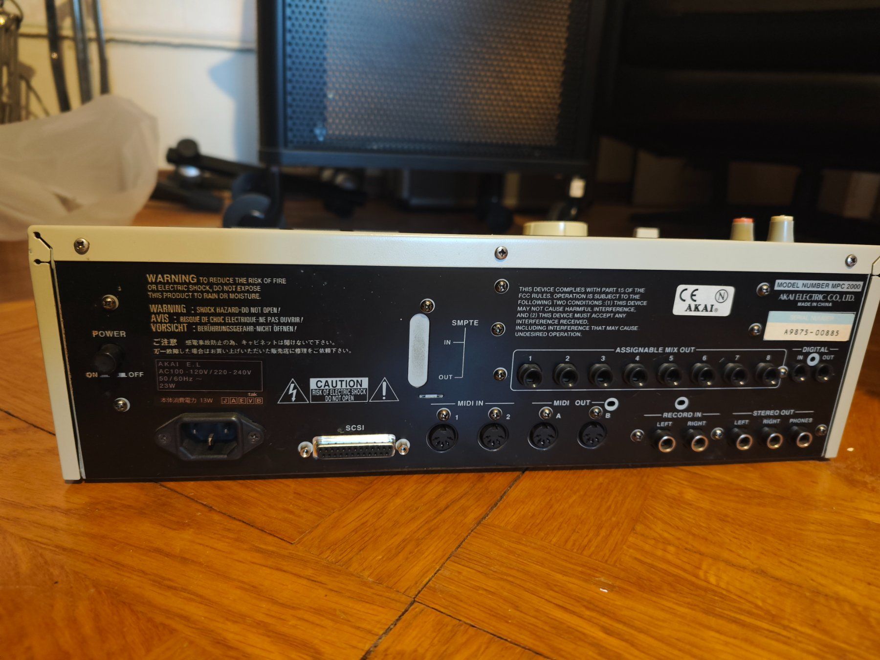 Strumenti musicali: AKAI MPC 2000  (8 outputs + Ram+HD) – Usato da Neuchâtel venduto da Salseroni 3
