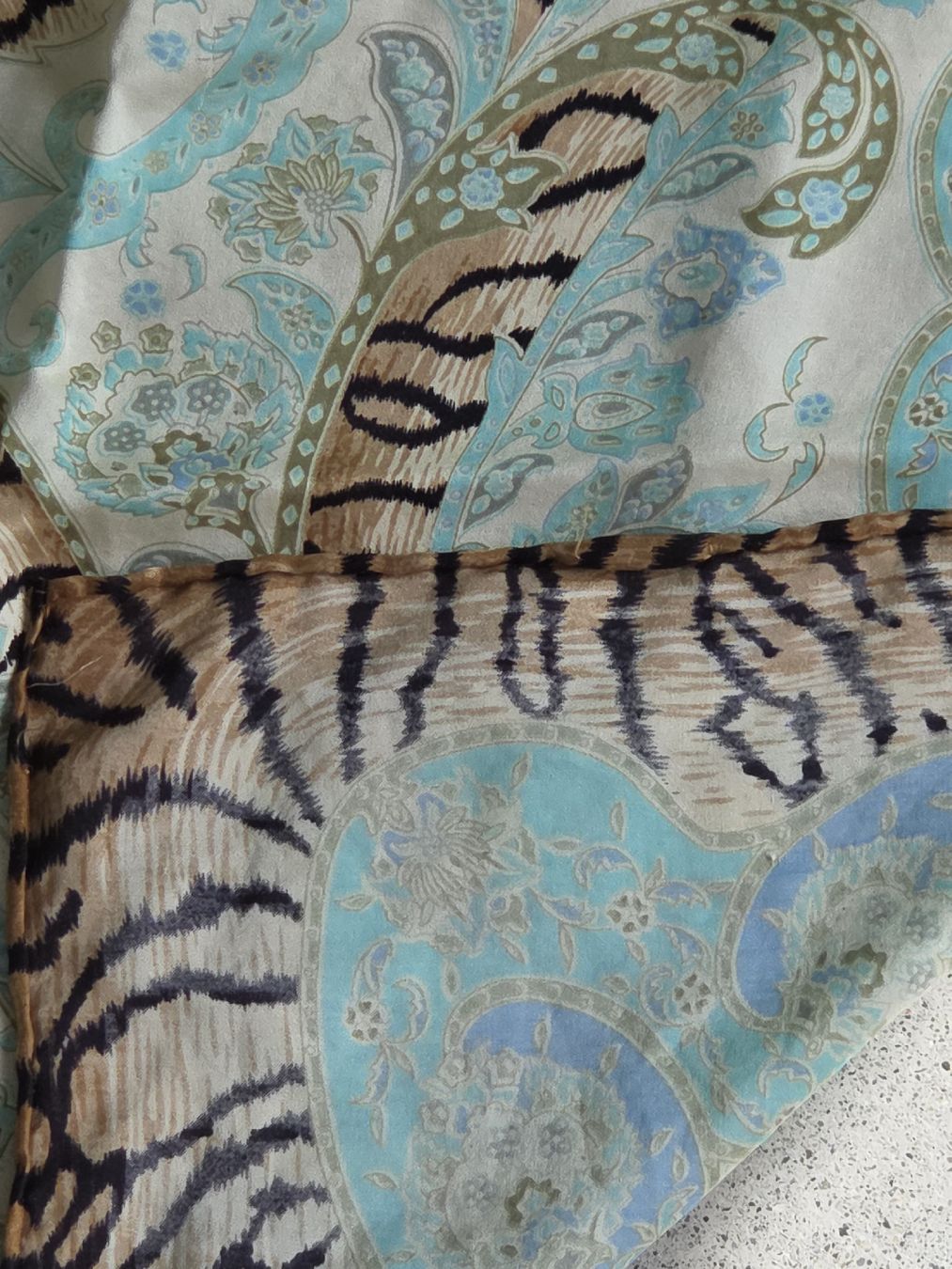 Foulards, Tücher & Schals: Seidenschal, handrolliert, 143 x 160 cm – Neu und originalverpackt aus Frauenfeld von Schenken-mit-Herz 4