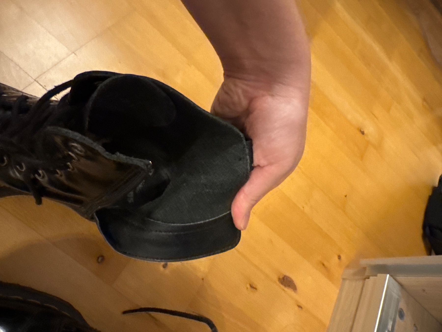 Dr. Martens Damenschuhe: Dr. Martens Platform Lucide Nere – Gebraucht aus Faido von sof_6jgl 6