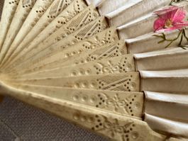 Éventail ancien ('20) en soie, décor floral, manche en corne