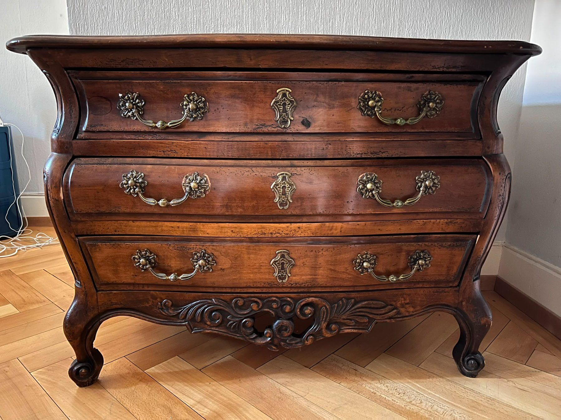 Kommoden: commode de style Louis XV – Gebraucht aus Lausanne von Defgon
