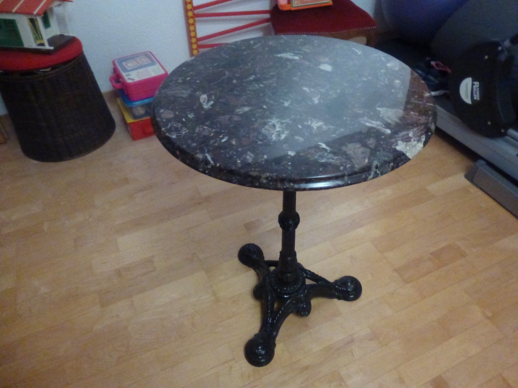 Tische: Party-Apero-Tischli – Gebraucht aus Aeschi SO von Tushpush