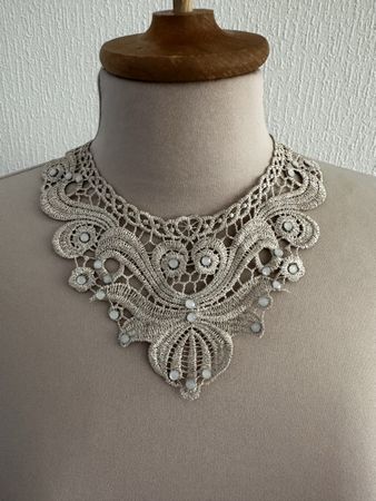 Collier plastron dentelle beige avec perles bon état