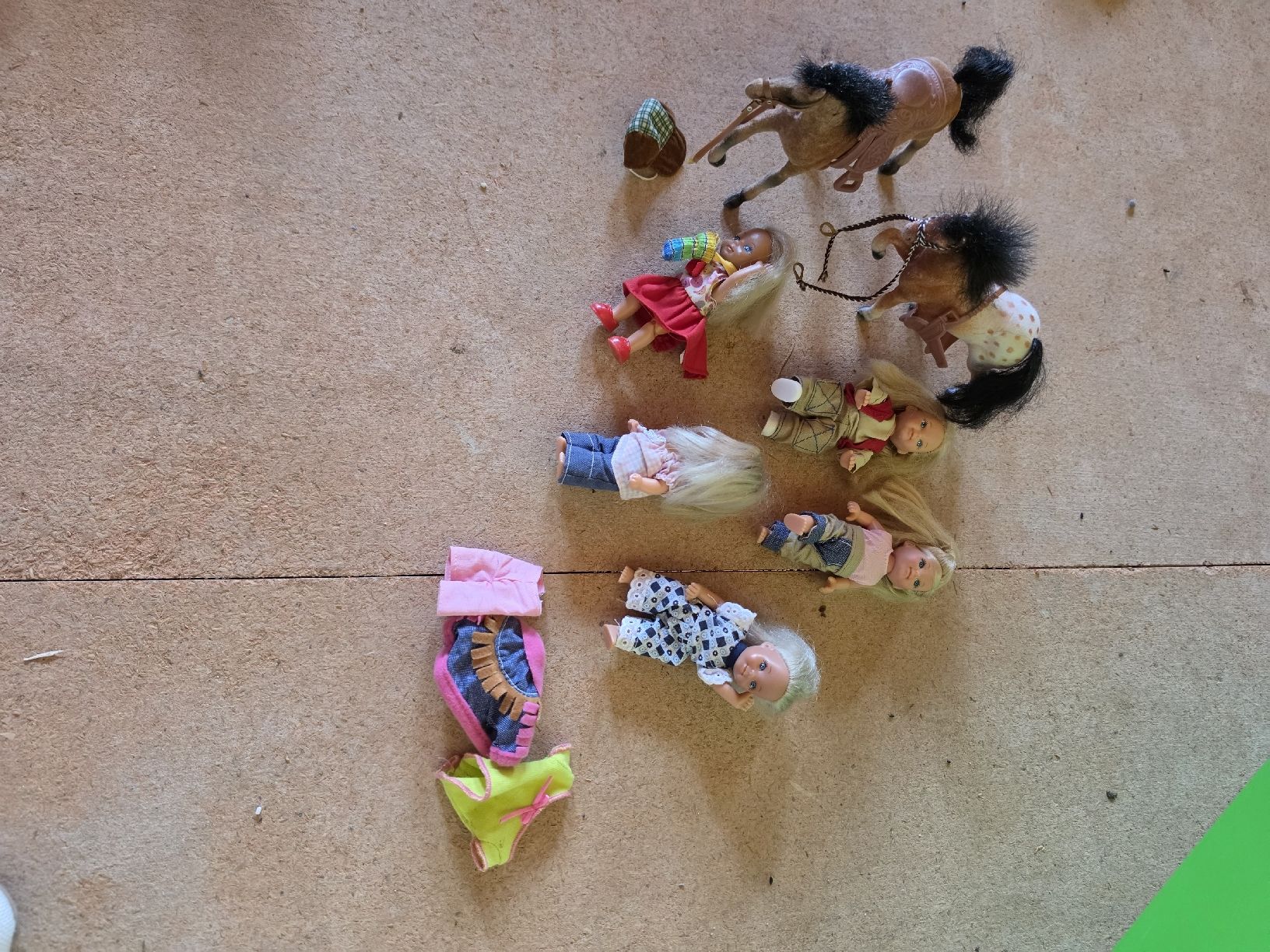 Spielzeuge: kleine Puppen mit Pferden  – Gebraucht aus Wolfwil von con_k6vx