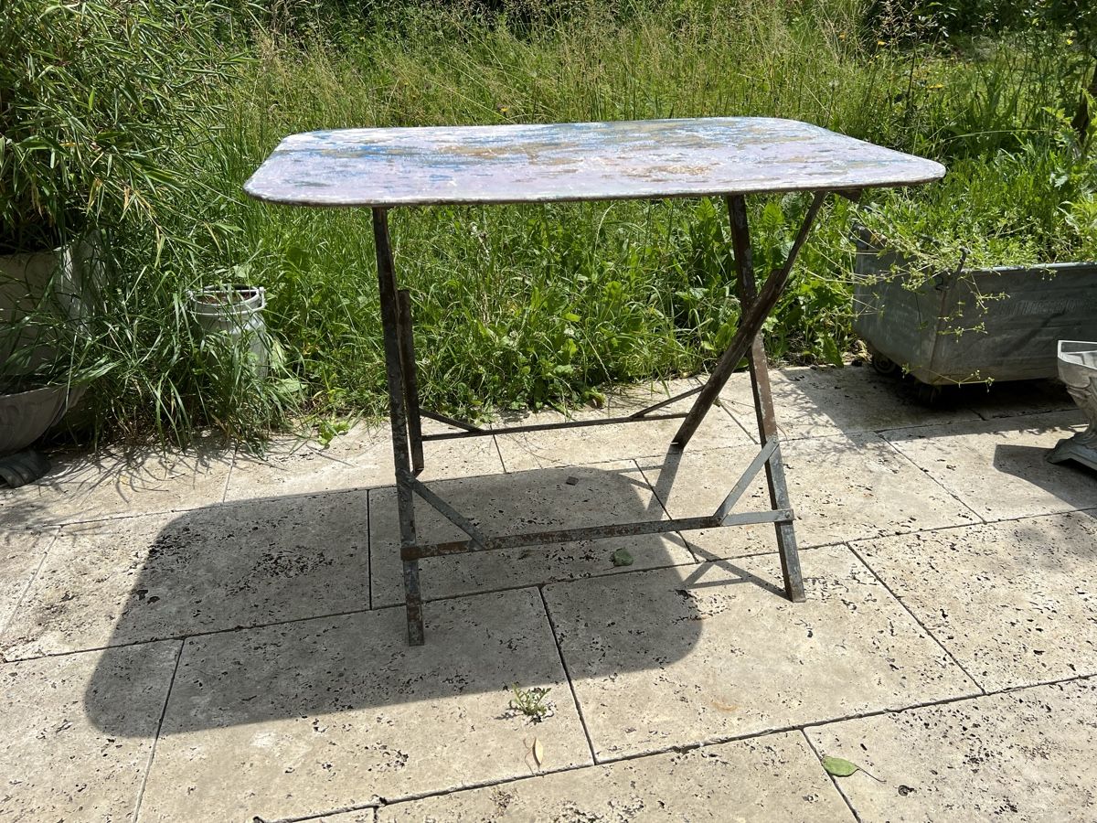 Tische: Antiker Klapptisch aus Eisen – Gebraucht aus Wabern von La-Vitrine 5