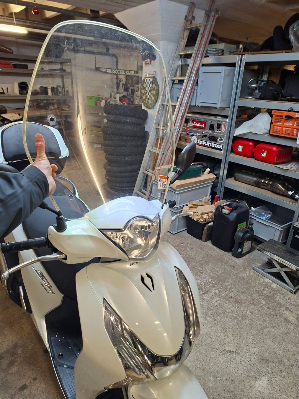 Tutti pezzi di ricambio per scooter: Original Honda SH 125 i Windschild – Usato da luzern venduto da you_wont_regret_it 3
